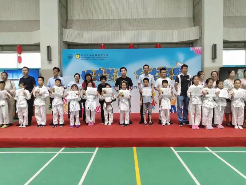 上海市社區<a href=http://www.cnzcn.net.cn target=_blank class=infotextkey>健身</a>俱樂部