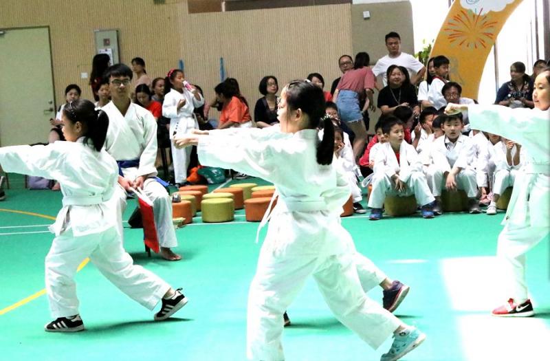 上海市社區<a href=http://www.cnzcn.net.cn target=_blank class=infotextkey>健身</a>俱樂部