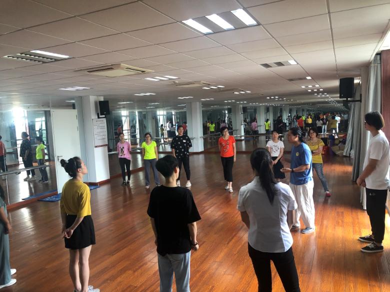 上海市社區<a href=http://www.cnzcn.net.cn target=_blank class=infotextkey>健身</a>俱樂部