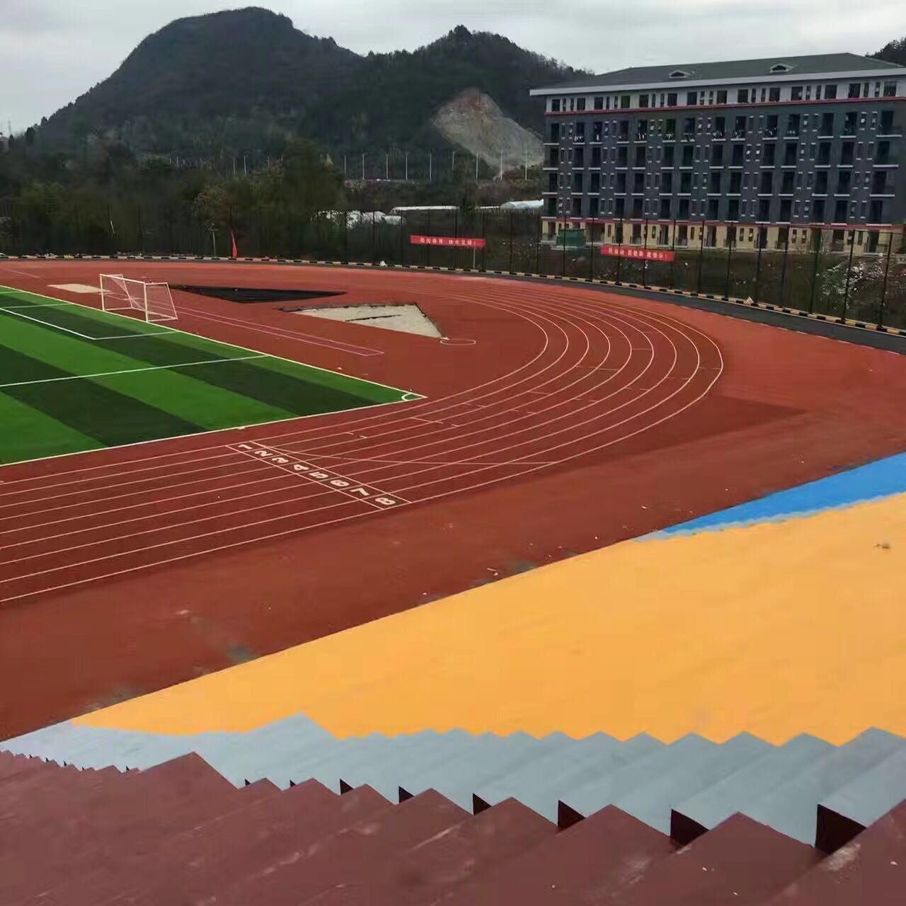 貴州農業職業學院 <a href=http://www.cnzcn.net.cn target=_blank class=infotextkey>塑膠跑道</a>、球場、草坪