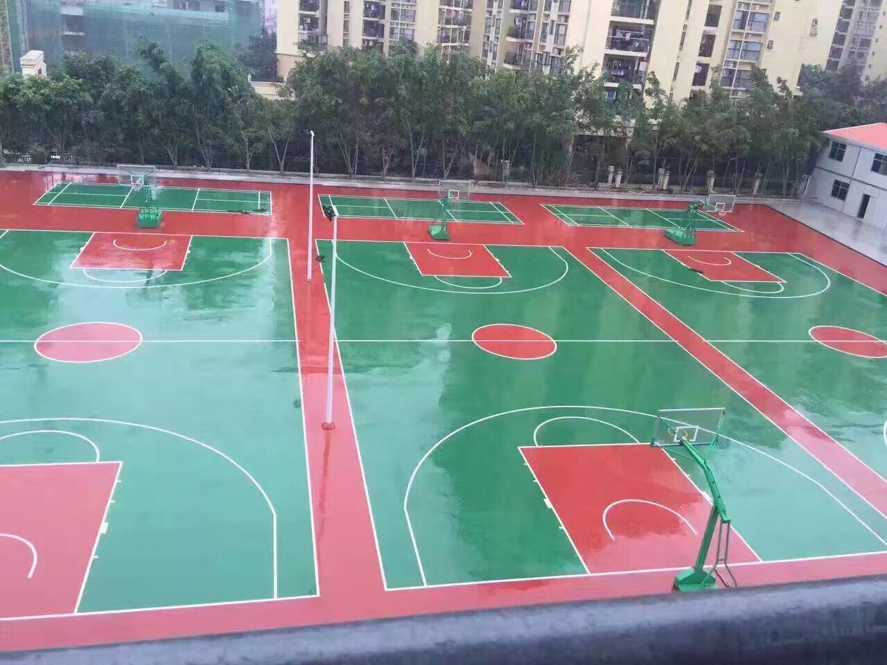 深圳龍崗南芳學(xué)校 <a href=http://www.cnzcn.net.cn target=_blank class=infotextkey>硅PU</a>球場