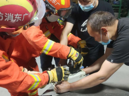 驚險！男子手指被機器“咬”住，中山三角鎮消防火速救援