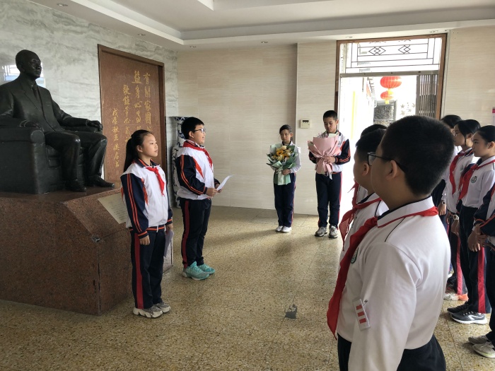 厚興鄭偉權學校值校慶之際向捐資建造學校僑鄉鄭偉權先生銅像獻花