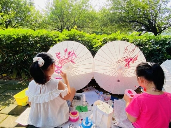 大手牽小手，“繪”出對祖國的祝福
