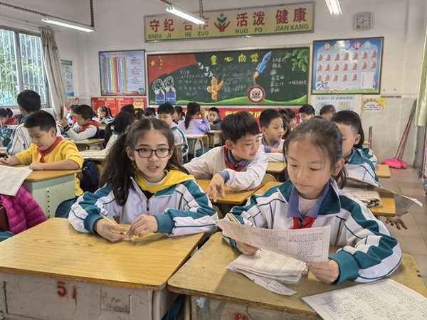 品中華詩詞，傳文化經(jīng)典