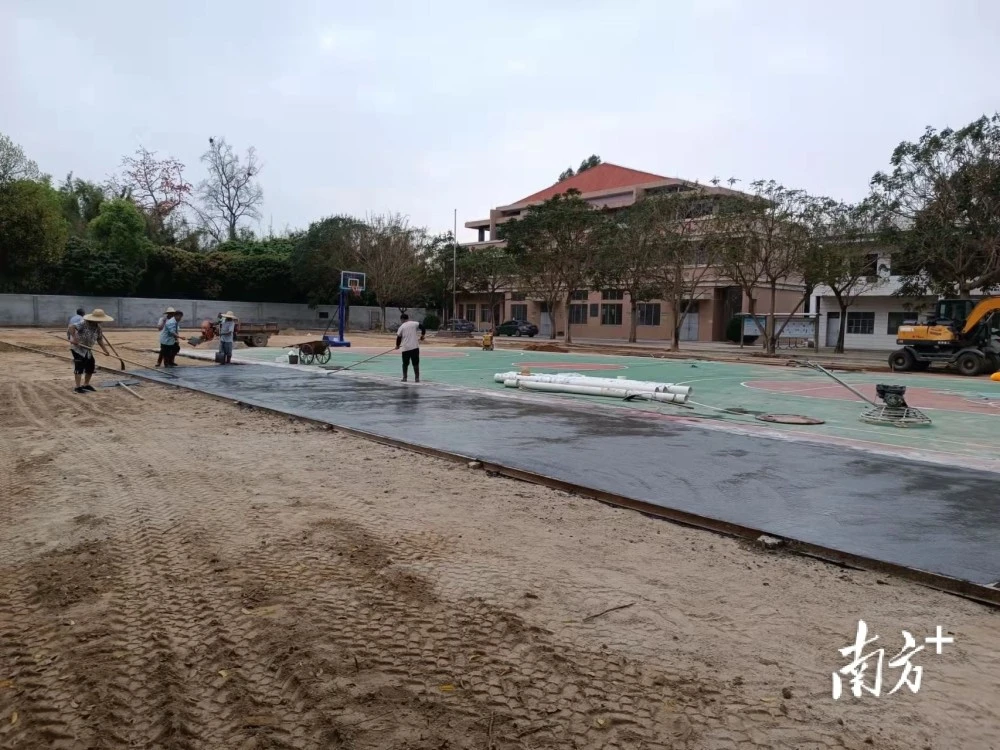 59名學生喜迎愛心操場，惠城汝湖村尾村興建標準<a href=http://www.cnzcn.net.cn target=_blank class=infotextkey>塑膠跑道</a>