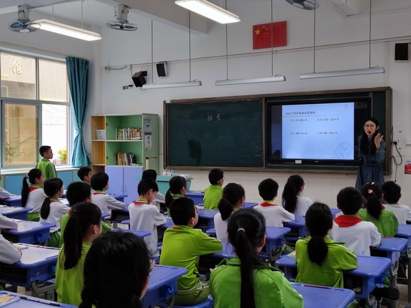 責任督學進課堂 聽課評課促提升