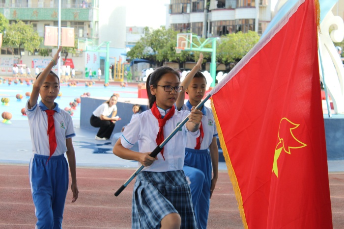 “紅領巾心向黨 爭做新時代好隊員”