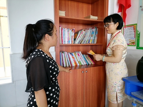 責任督學關影紅主任深入開發區三小督查“五項管理”工作落實情況