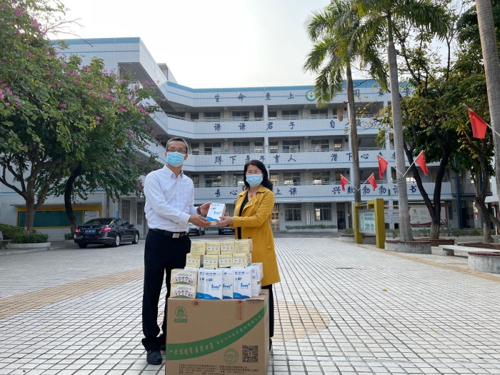 開發區領導到二小開展走訪慰問
