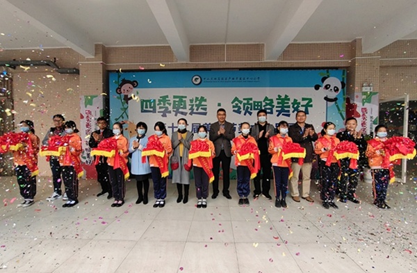 開發(fā)區(qū)中心小學美育節(jié)開幕暨美術作品展活動