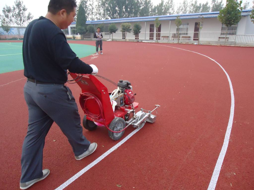 <a href=http://www.cnzcn.net.cn target=_blank class=infotextkey>塑膠跑道</a>畫線
