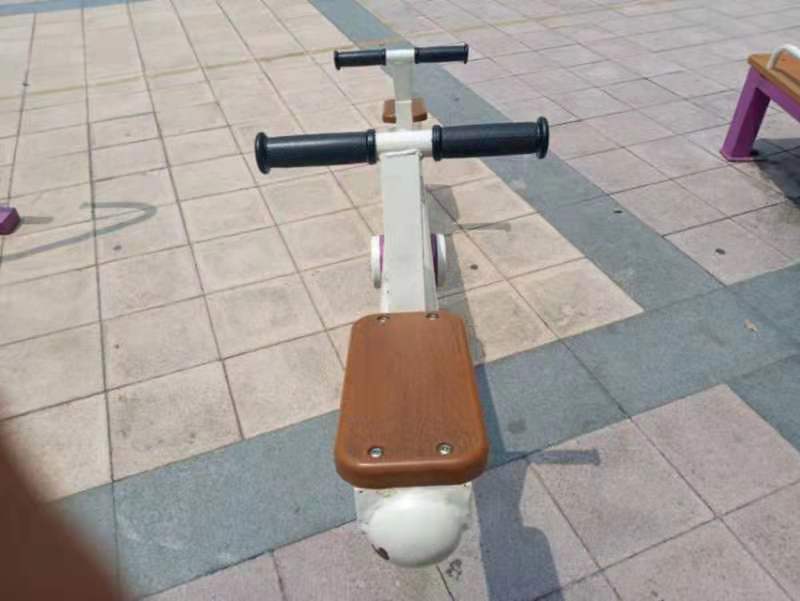 兒童蹺蹺板