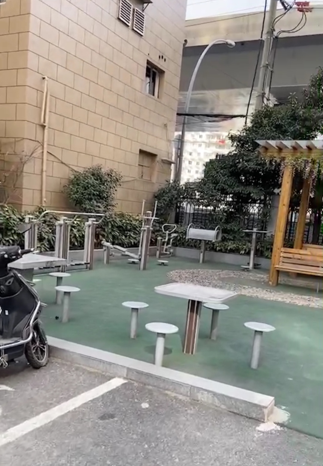  靜安區北站街道三生里居委健身點（西藏北路225弄）