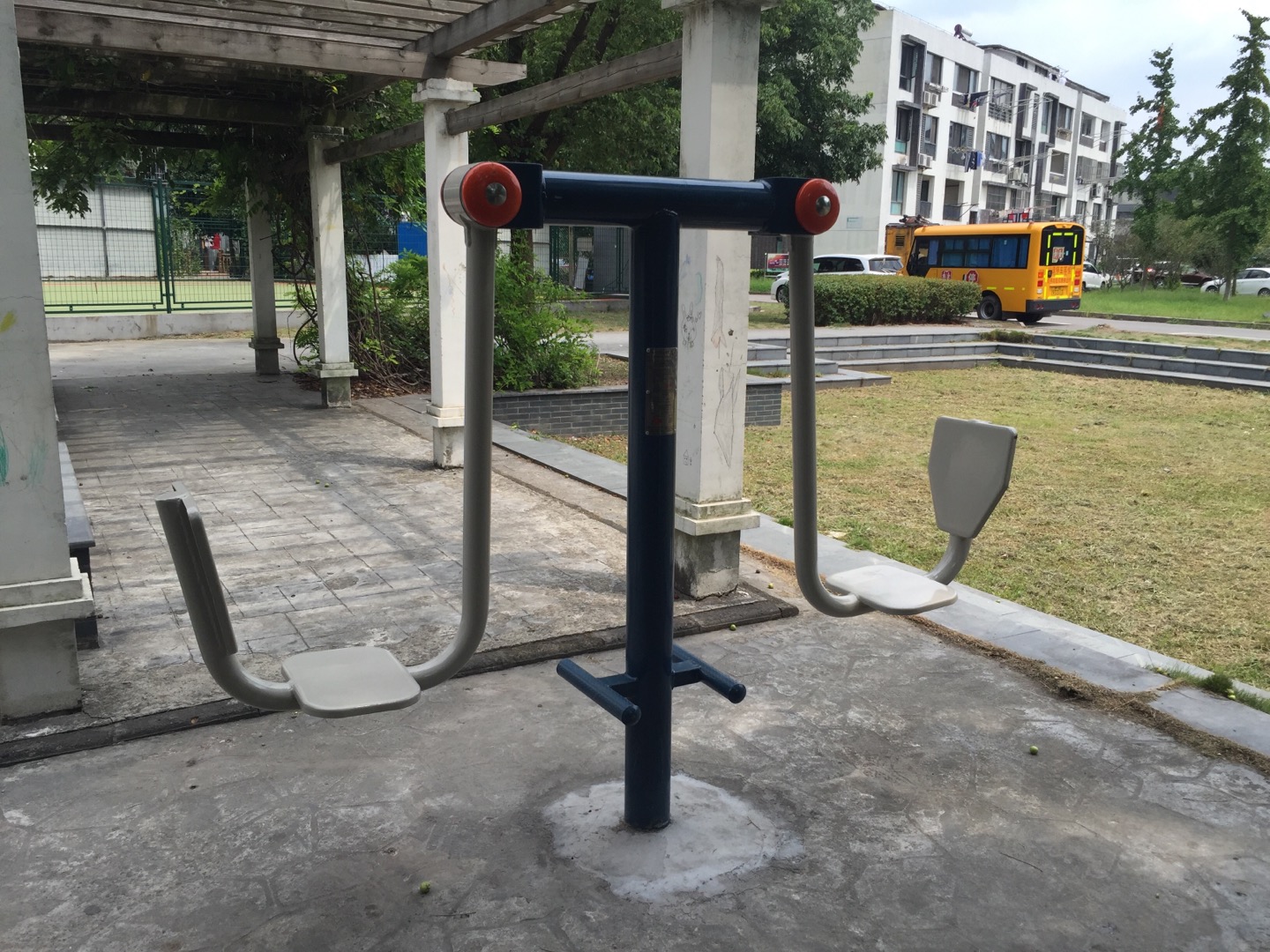 雙位坐蹬器