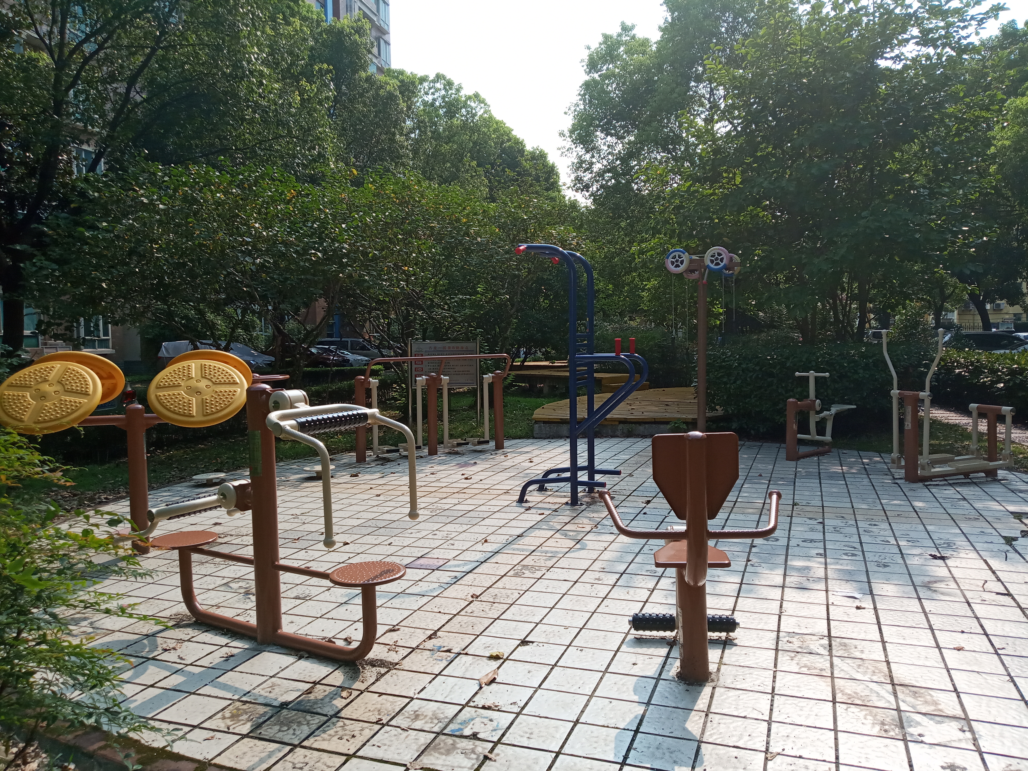古龍一居居委B健身苑點