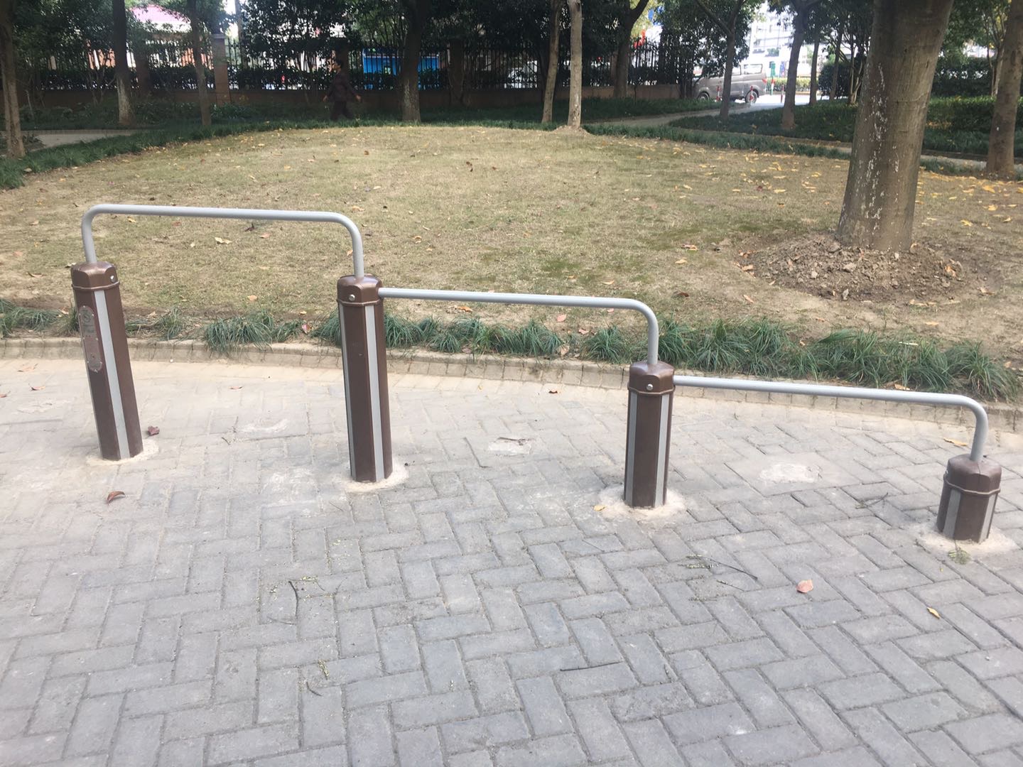 彈震壓腿器