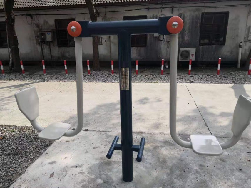 雙位坐蹬器