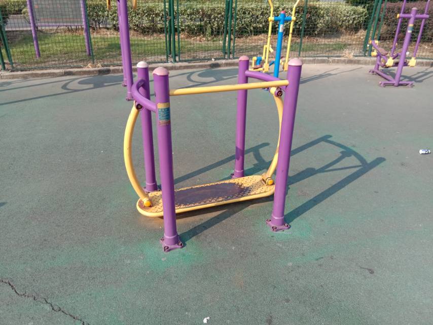 晃板健身器