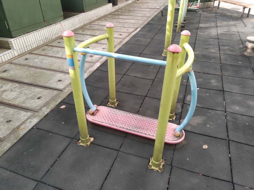 晃板健身器