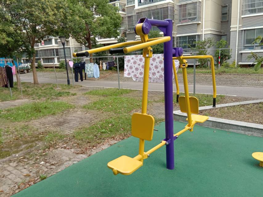 坐推坐拉器