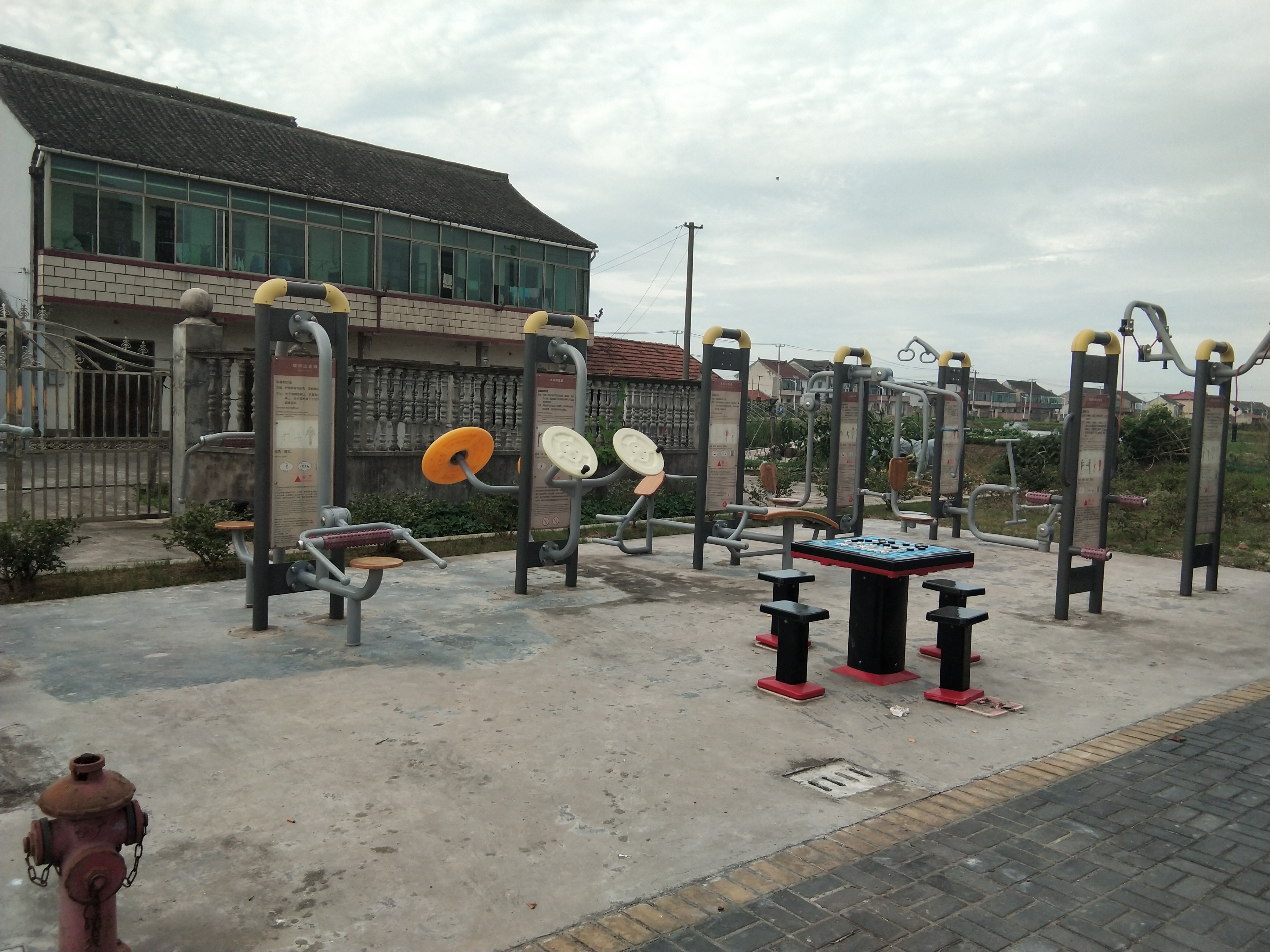 奉城鎮(zhèn)久茂村市民益智健身苑點