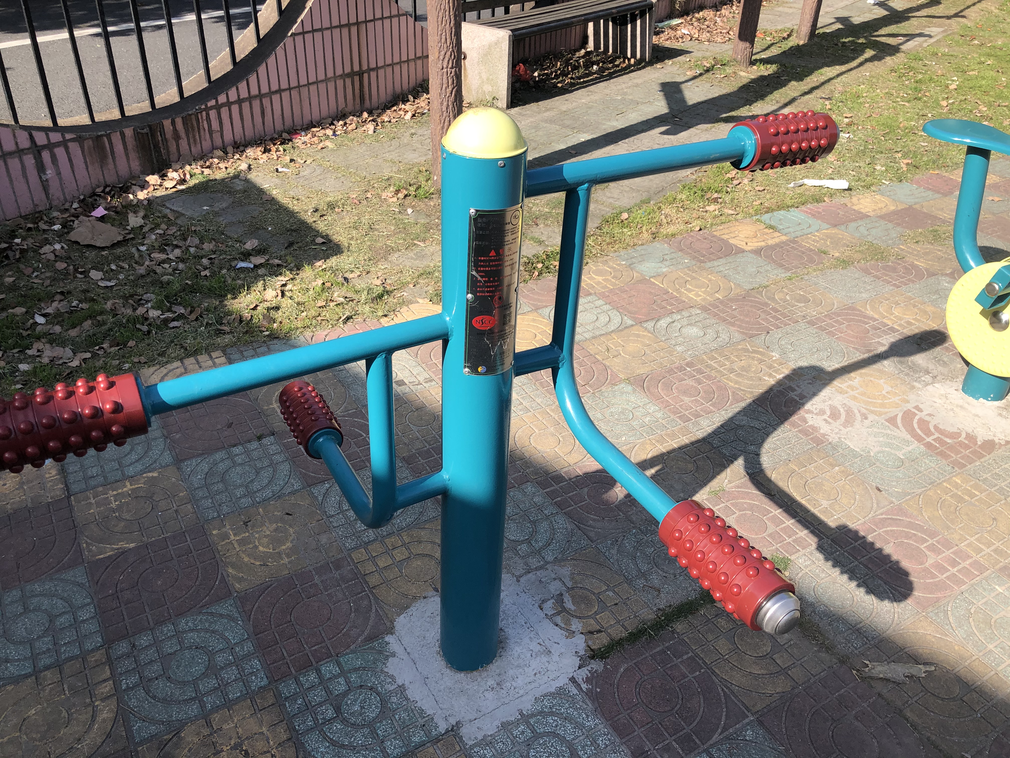 嚴(yán)中路140弄健身點(diǎn)