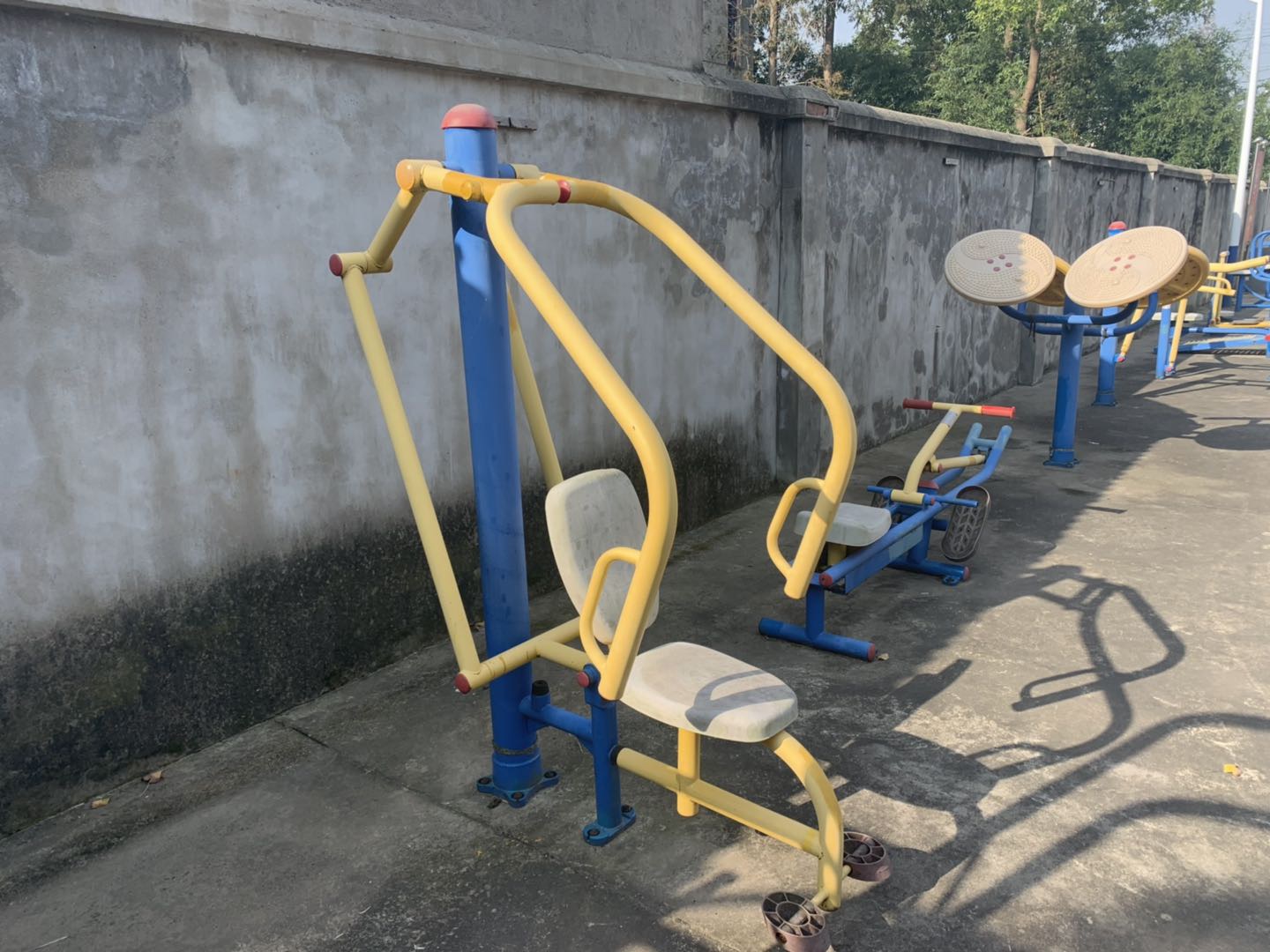 自重推胸器