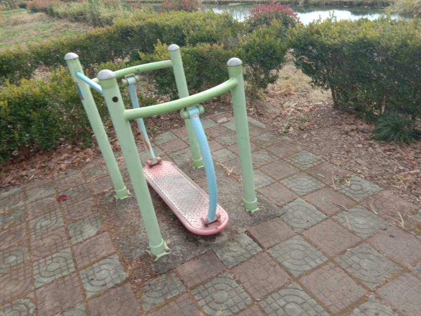 晃板健身器