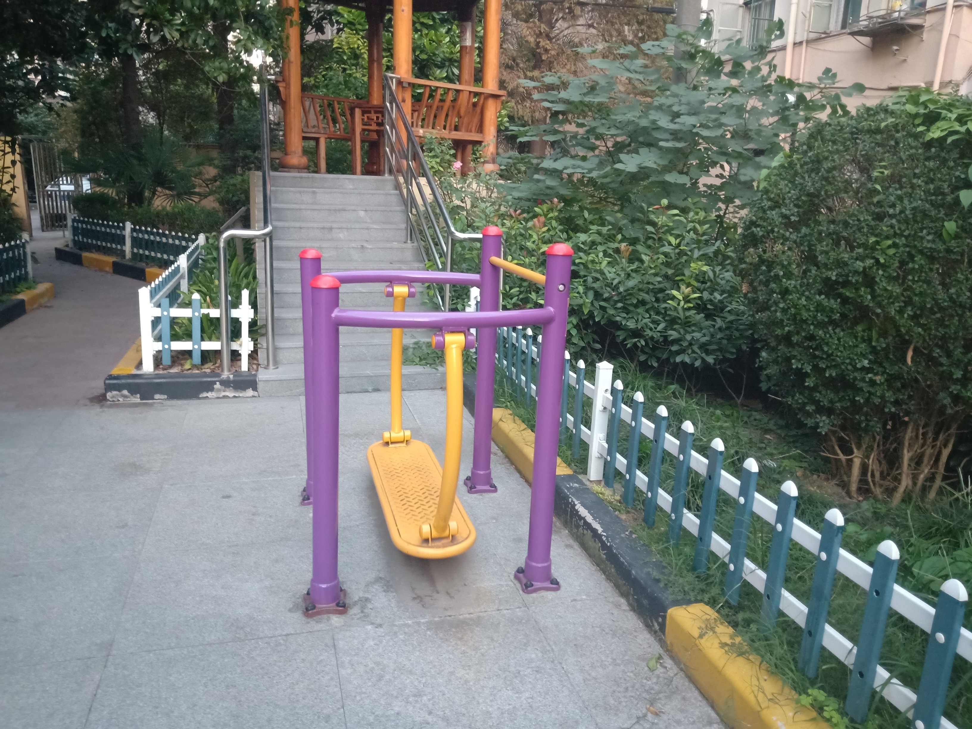 晃板健身器