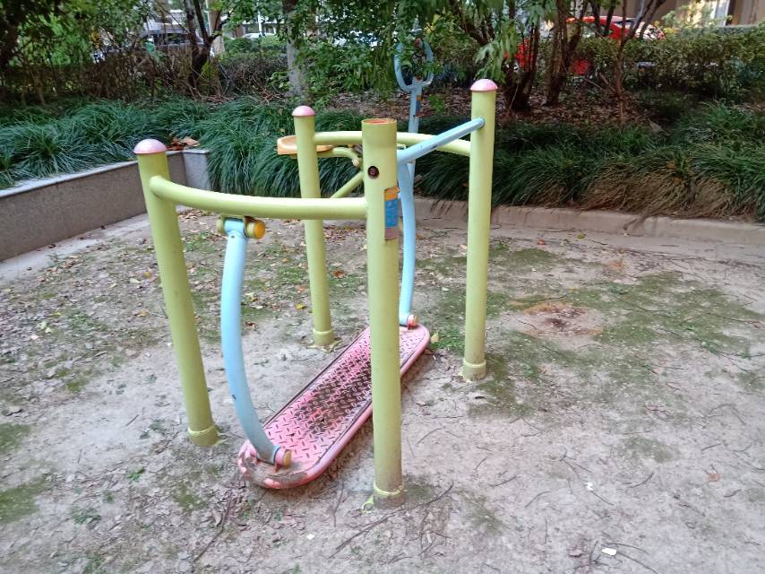 晃板健身器