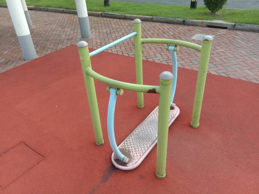 晃板健身器