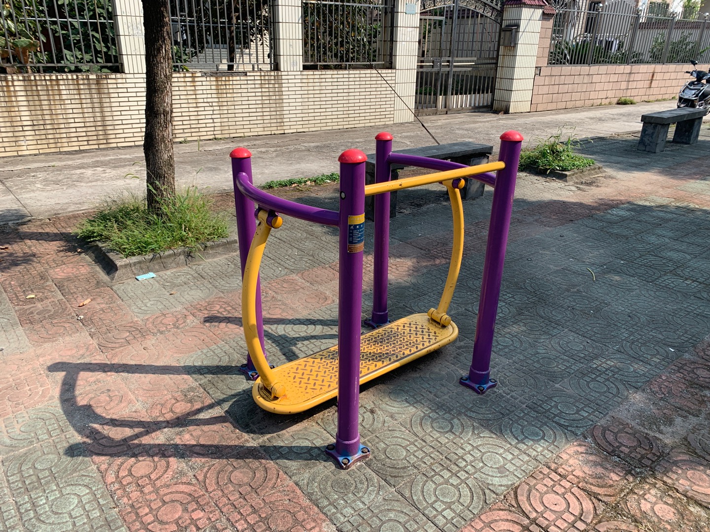 晃板健身器