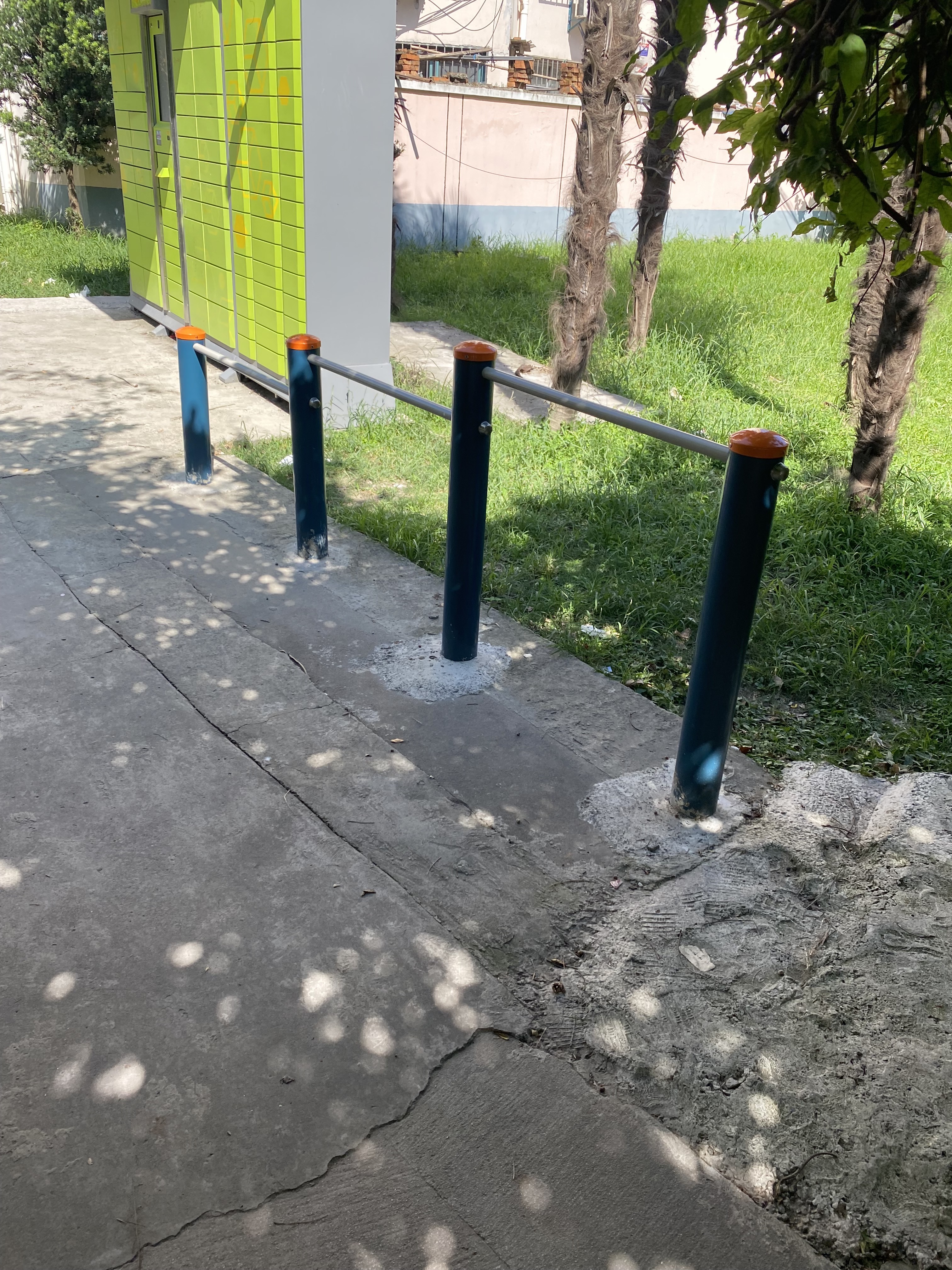 彈振壓腿器