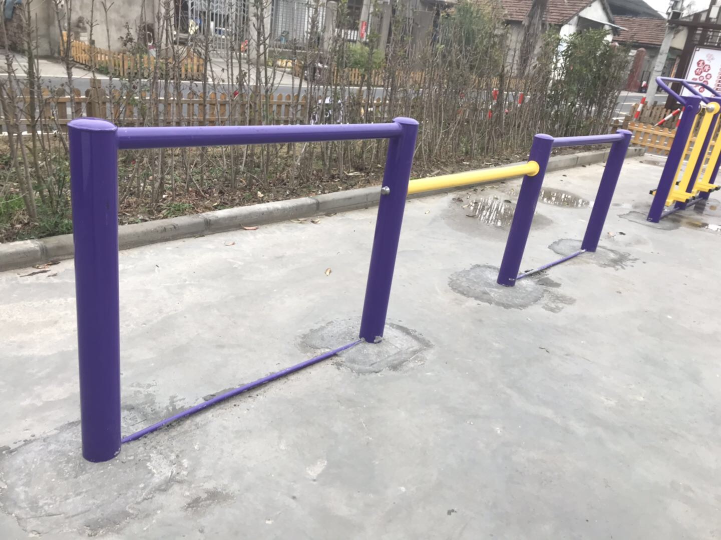 彈振壓腿器