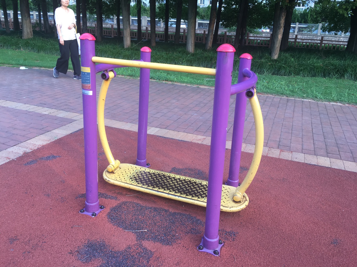 晃板健身器