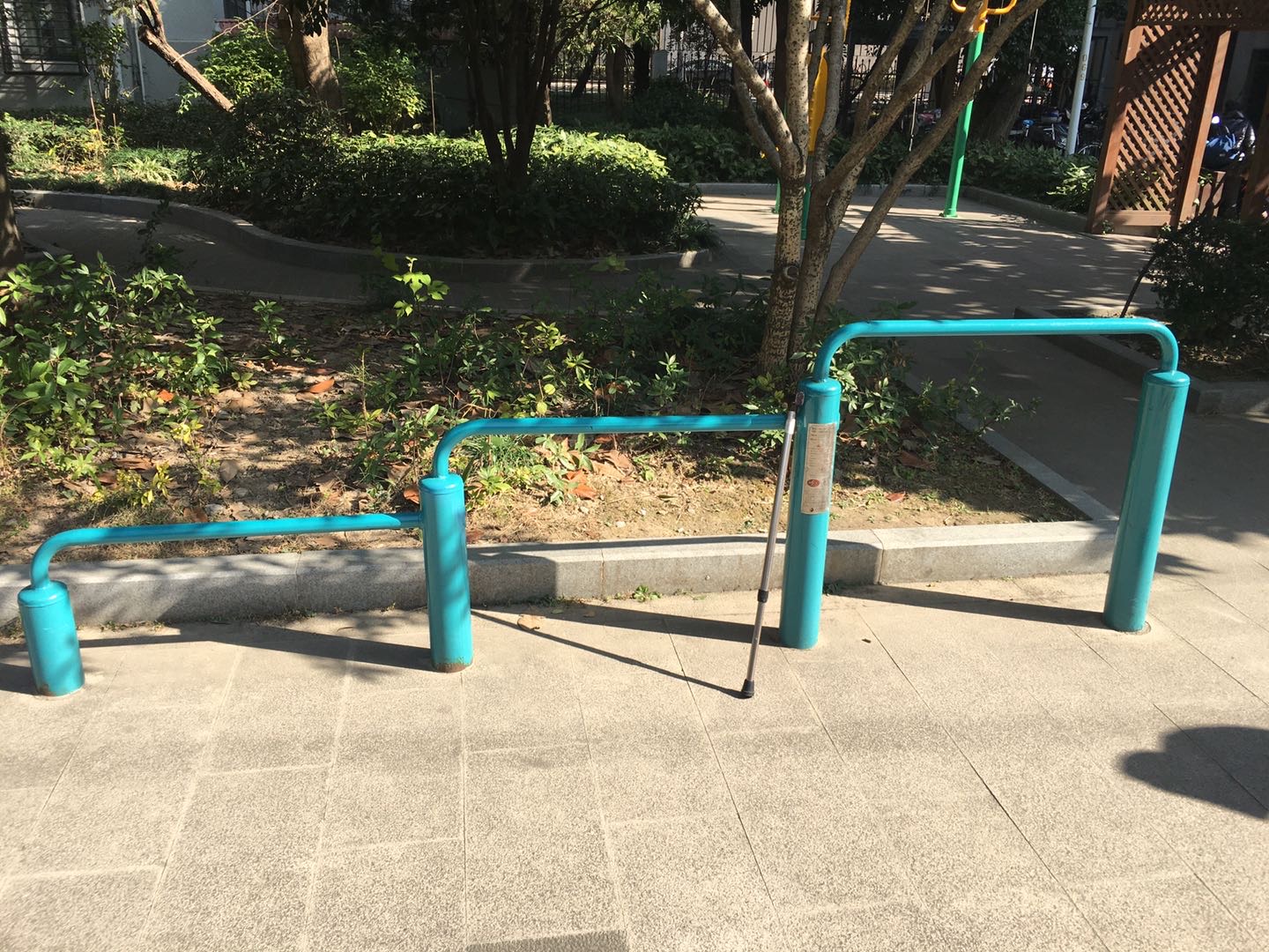 彈震壓腿器