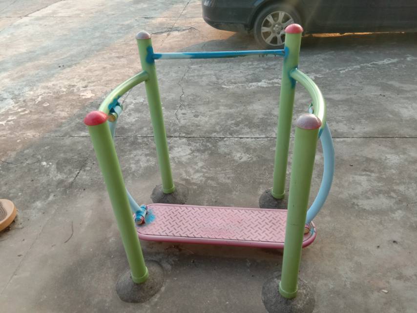 晃板健身器