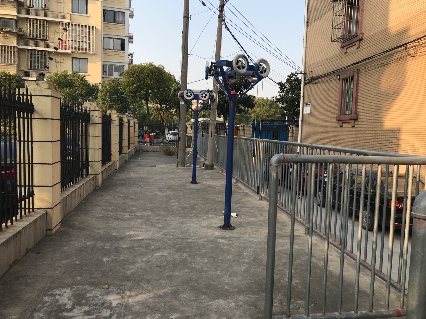 施鎮(zhèn)居委川南奉公路3424弄1號西面健身路徑