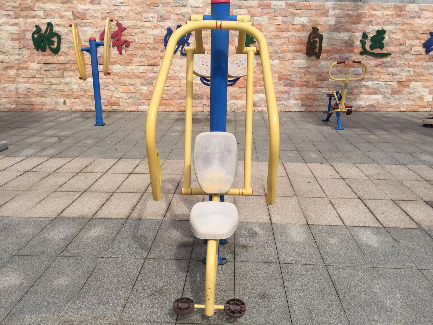 自重推胸器