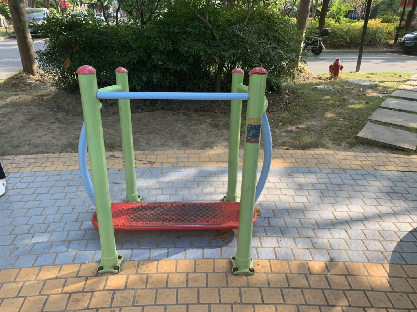 晃板健身器