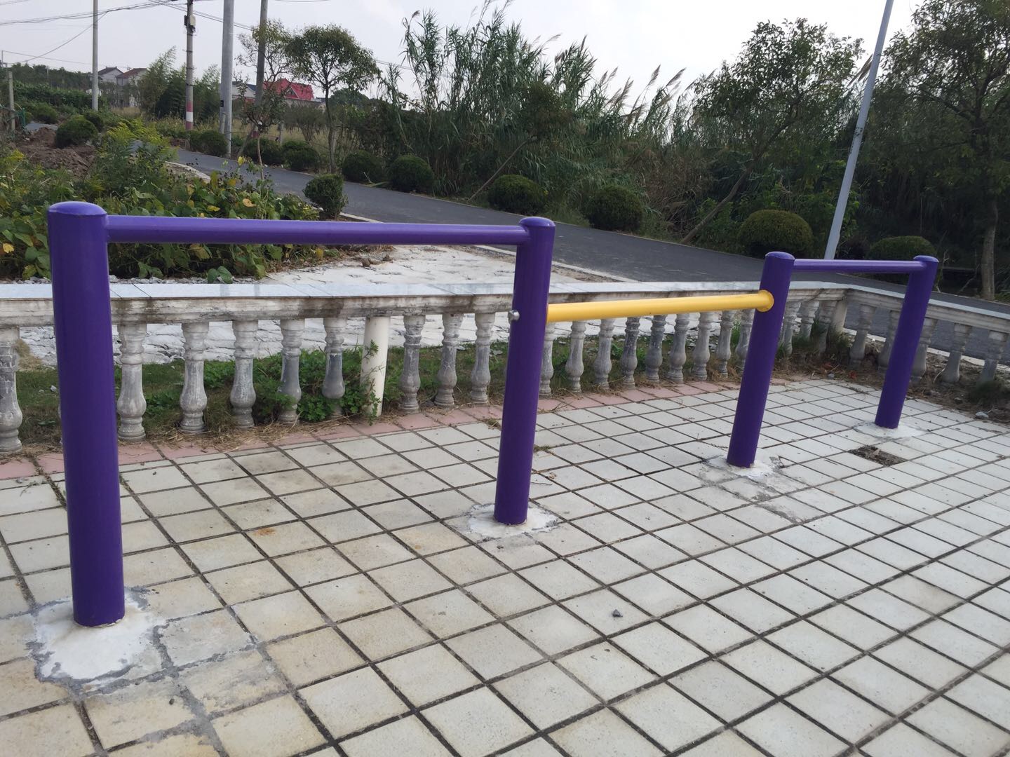 彈振壓腿器