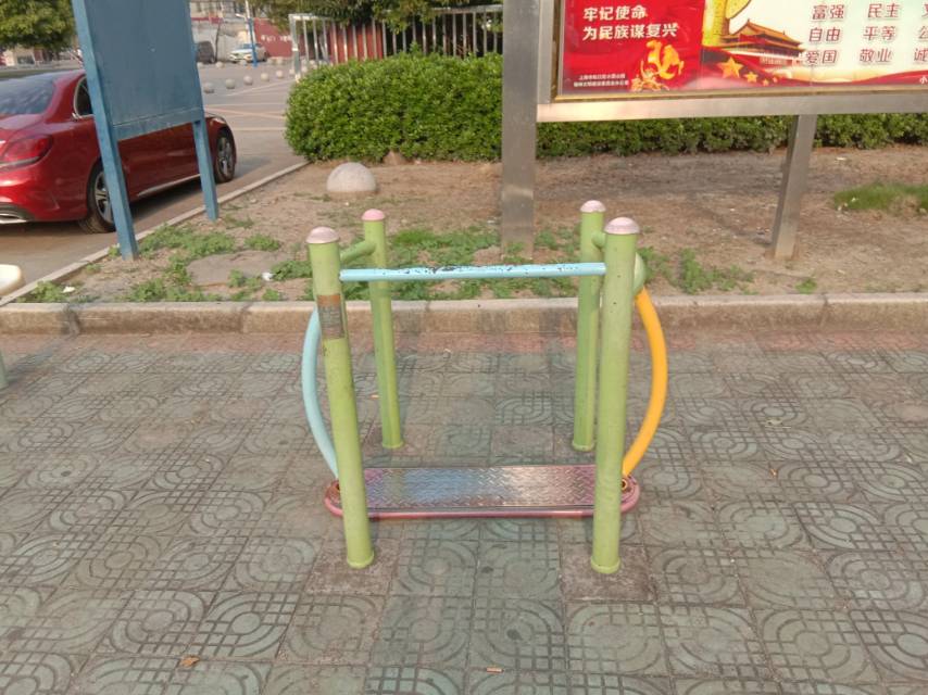 晃板健身器