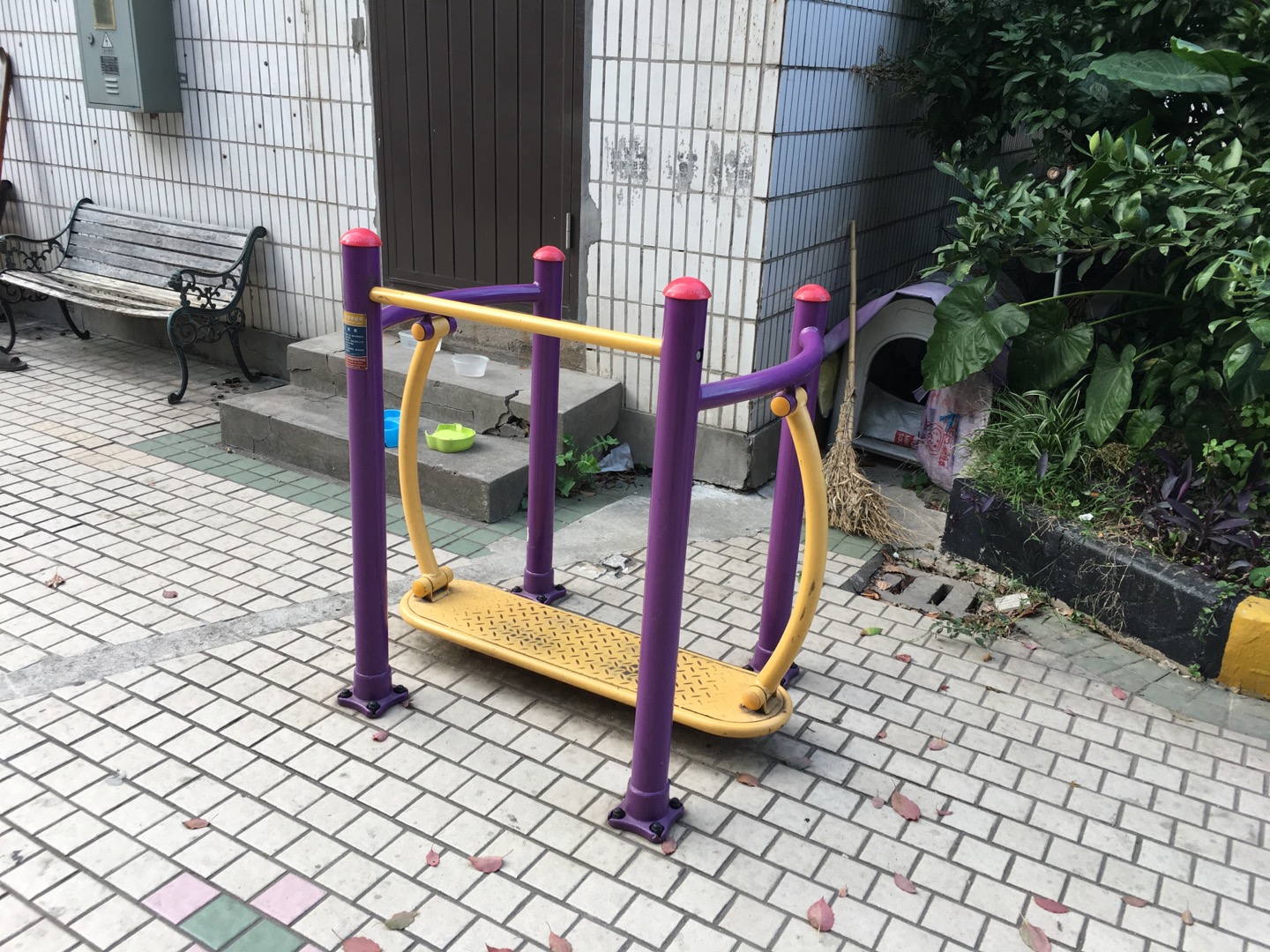 晃板健身器