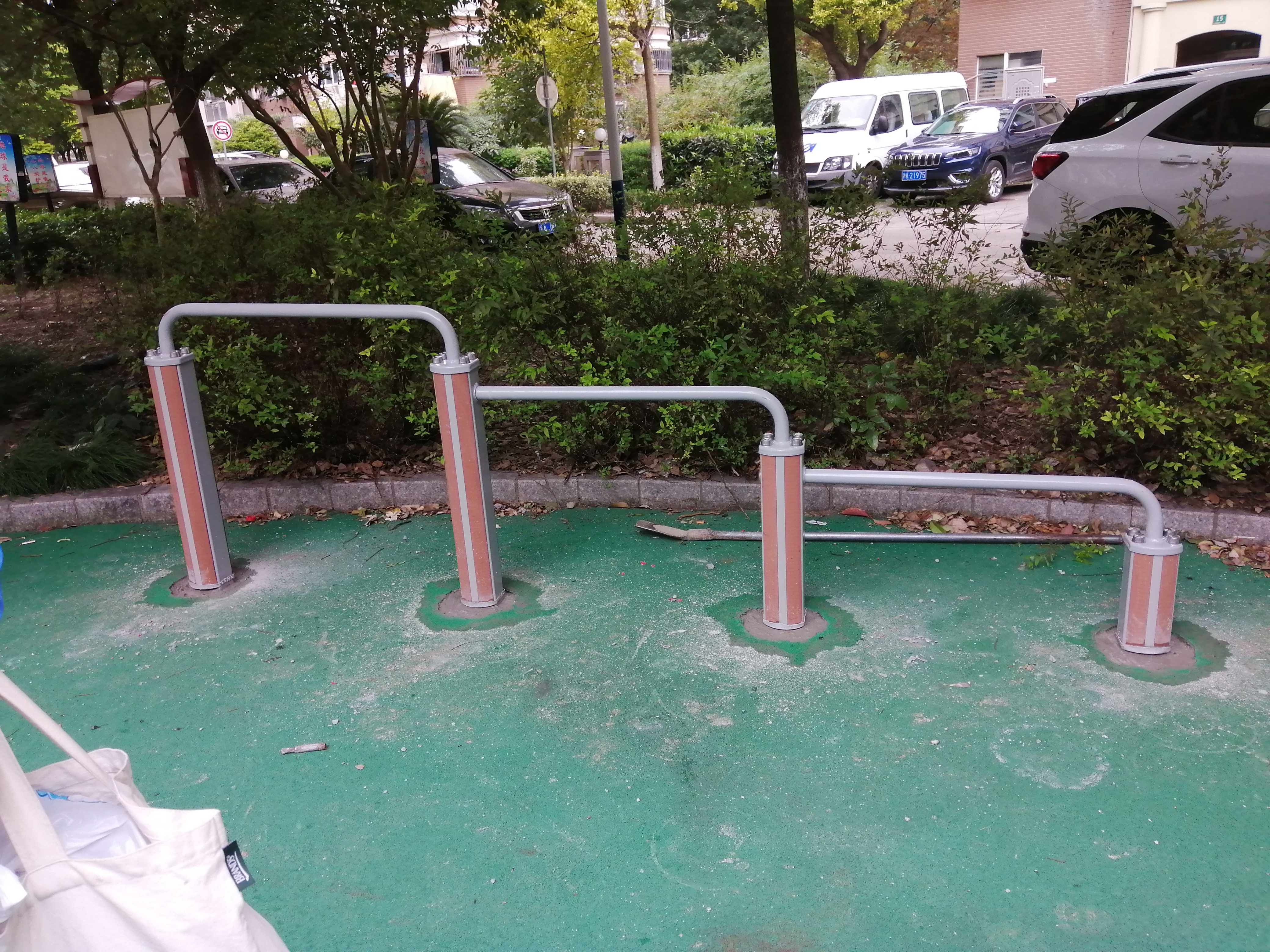 彈震壓腿器