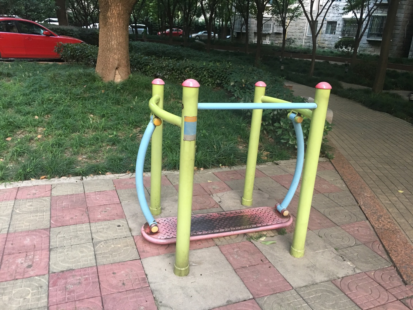 晃板健身器