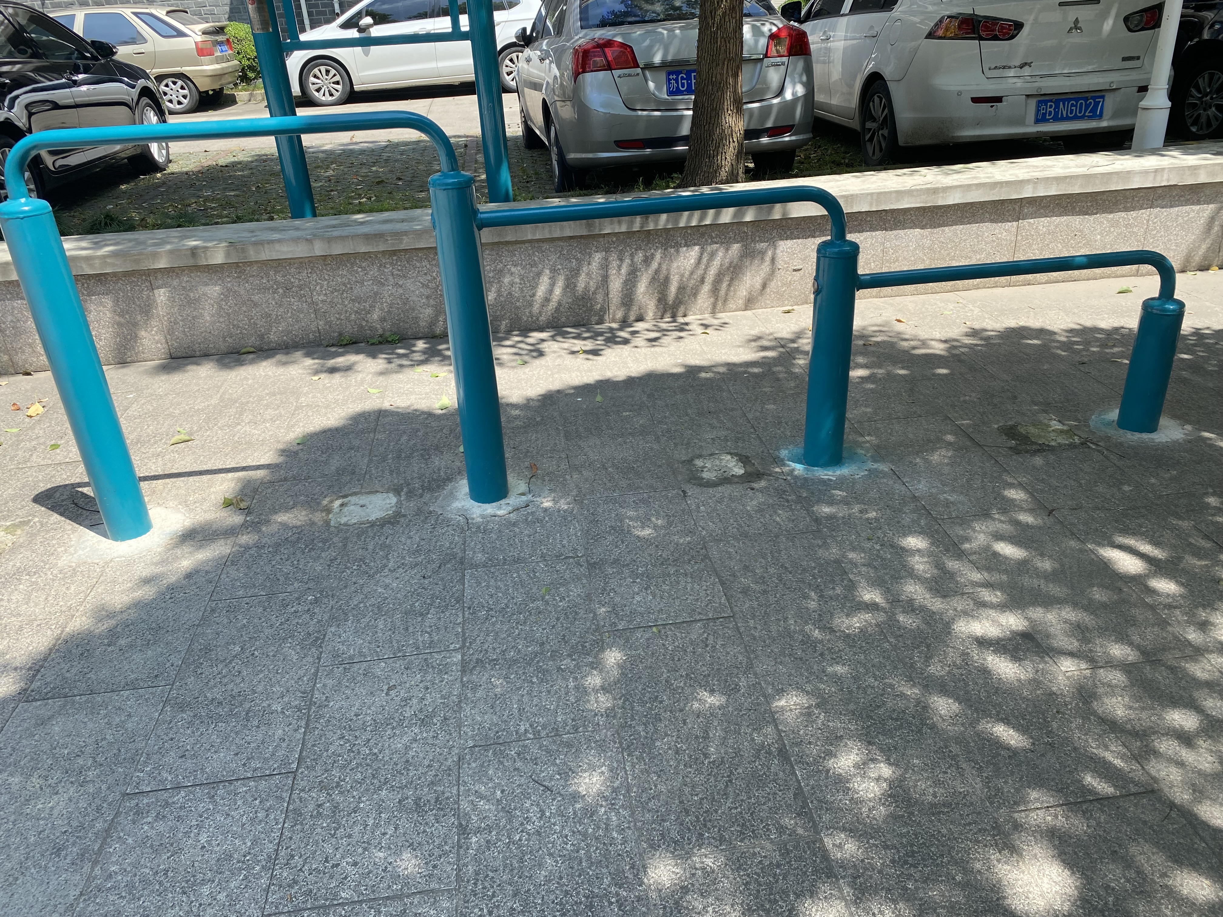 彈震壓腿器