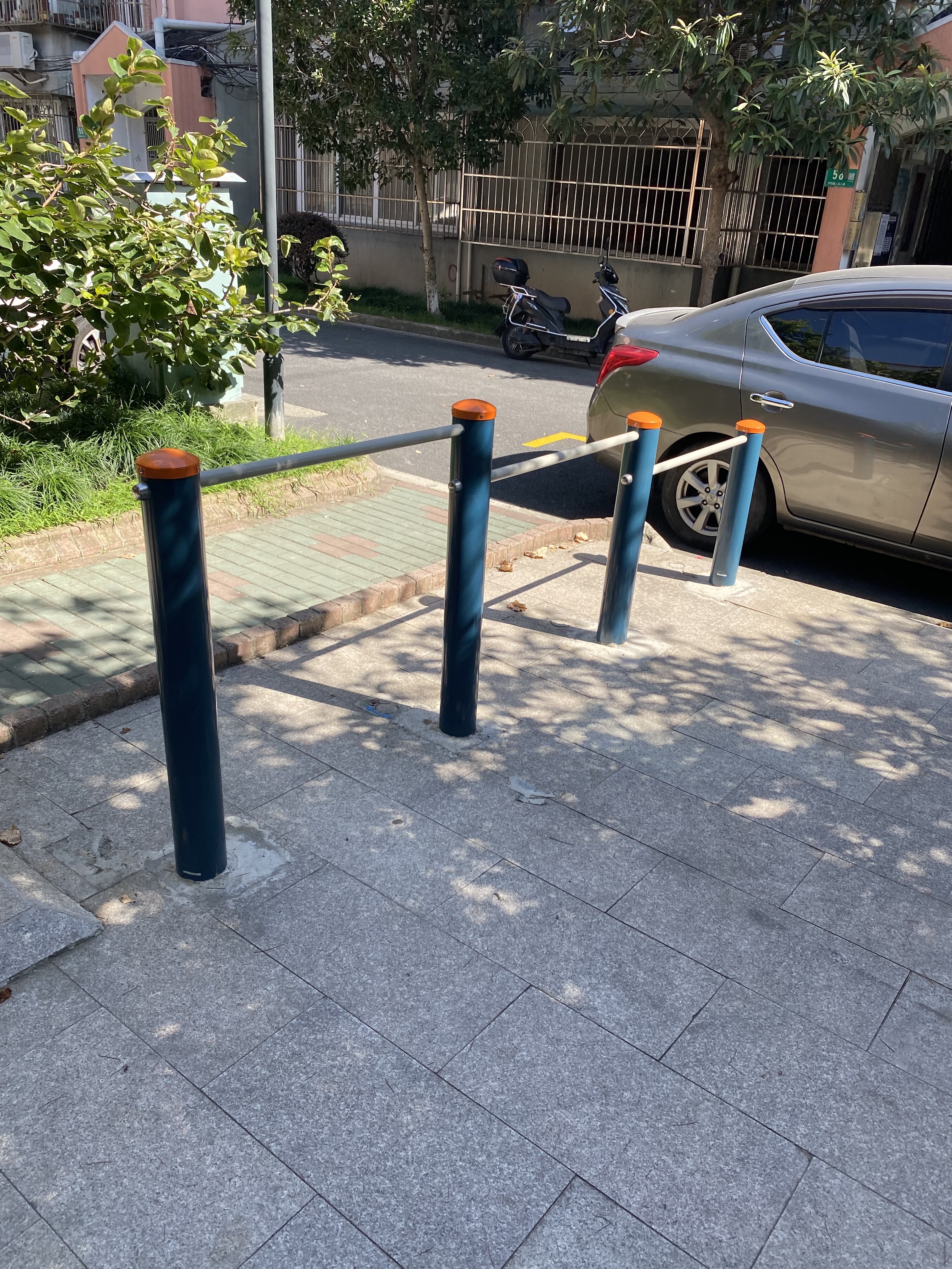 彈振壓腿器