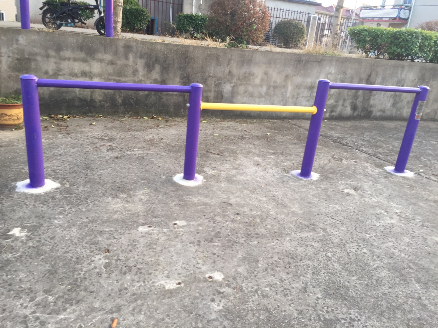 彈振壓腿器