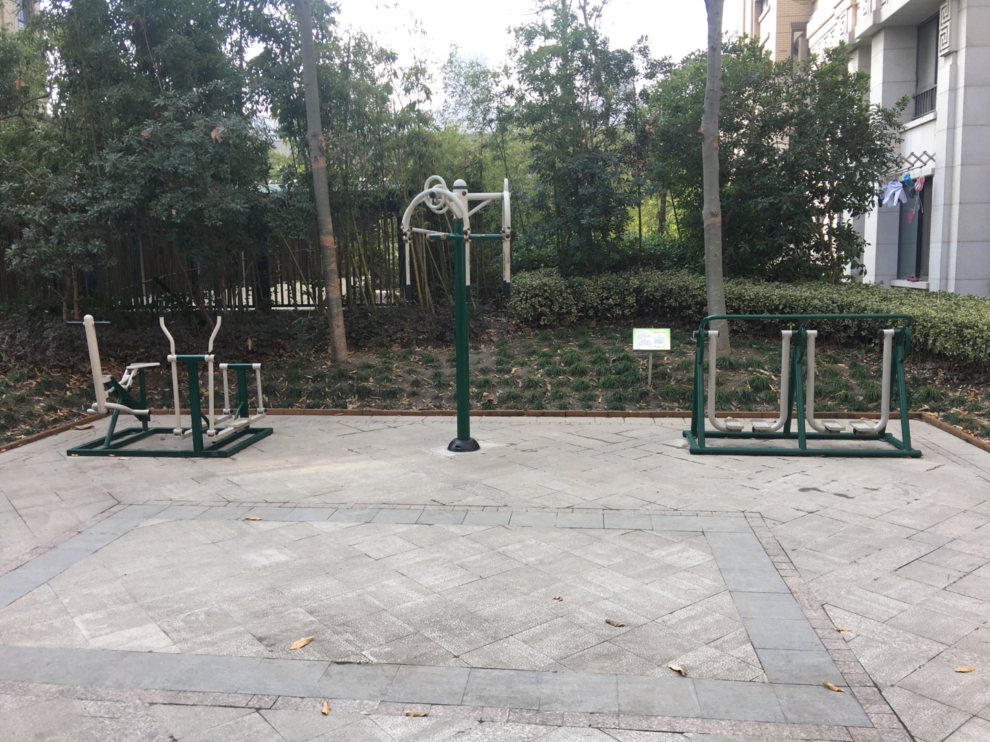 綠地頤景嘉園小區(qū)2號樓3號樓中間前側(cè)市民健身點